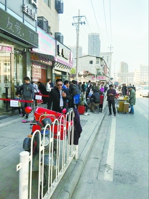 金家墩客運(yùn)站關(guān)閉后首個(gè)小長假 “兔子”橫行擾亂武漢旅客出行